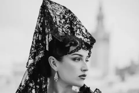 Mujer con maquillaje y mantilla de encaje negro, lista para la Semana Santa.