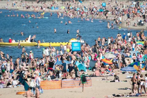 Woda w Bałtyku ile stopni - idealna temperatura do kąpieli?