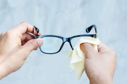 Jak usunąć rysy z okularów? Optyk vs. domowe mity