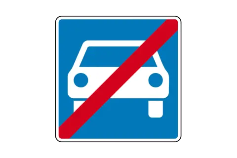 Blaues Schild mit weißem Auto und rotem Querbalken. Ende der Autobahn oder Schnellstraße.