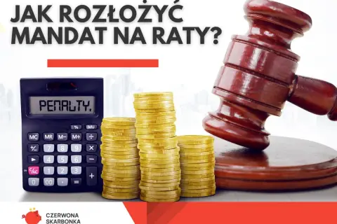 Młotek sędziowski, stos monet i kalkulator z napisem "PENALTY." sugerują, jak rozłożyć mandat na raty.