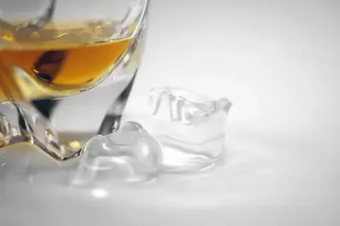 Alkohol a stawy: Jak szkodzi? Ryzyko chorób i bólu