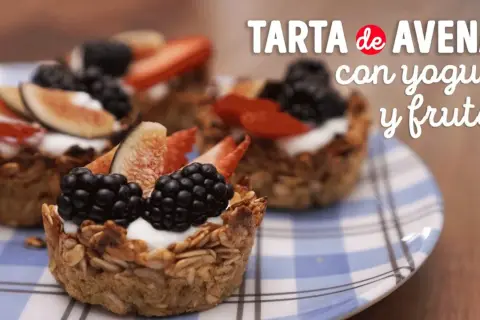 Deliciosa tarta de frutas saludable hecha con avena, yogur y frutos rojos frescos.