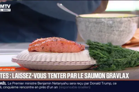 Un beau morceau de saumon gravlax, prêt à être dégusté, avec de l'aneth frais. Une recette parfaite pour les fêtes !