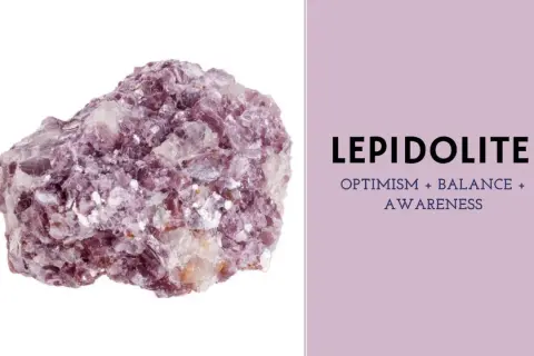 Cristal de lepidolita morado, conocido por sus propiedades de optimismo, equilibrio y conciencia.