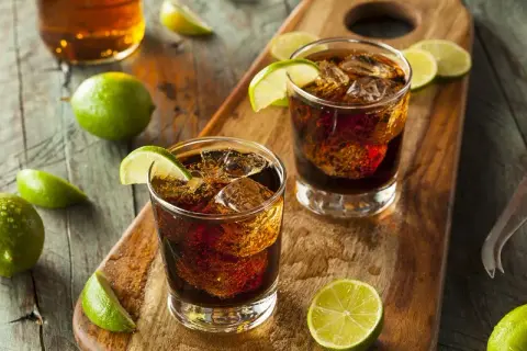 Najlepsze drinki z whisky i colą, które zachwycą Twoje podniebienie