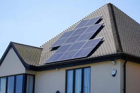 Panele fotowoltaiczne na dachu domu, idealne do poznania zasad rozliczania fotowoltaiki i oszczędzania energii.