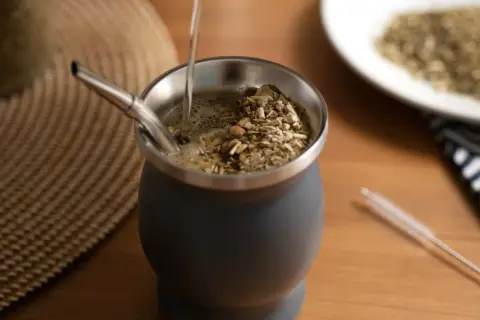 Nalewanie gorącej wody do naczynia z yerba mate. Idealne co zamiast kawy, by zacząć dzień.