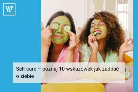 Dwie kobiety z maseczkami na twarzy i ogórkami na oczach, śmieją się. To idealny przykład self-coaching, czyli dbania o siebie.