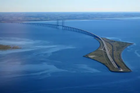 Most nad cieśniną Sundzką, łączący Danię ze Szwecją. Jego długość to ponad 7 km.