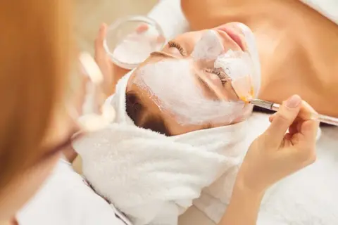 Ile trzymać peeling na twarzy, aby uniknąć podrażnień skóry?