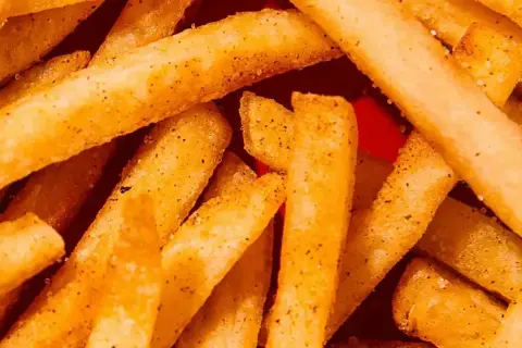 Jak zrobić chrupiące domowe frytki? Sekret perfekcji krok po kroku.