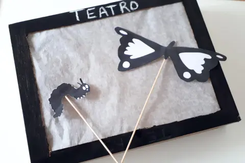 Un gusano y una mariposa de papel listos para un divertido teatro de sombras para niños.