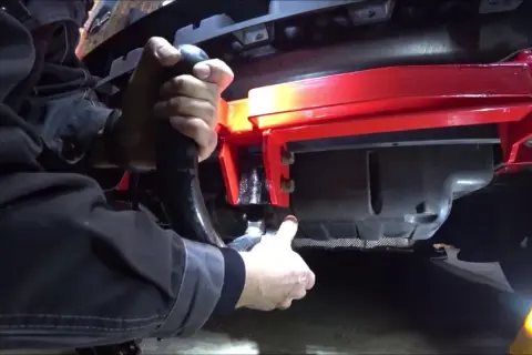 Gdzie wkręcić ucho do holowania Audi A2? Oto proste instrukcje