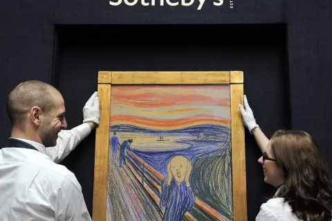 Słynny obraz Muncha "Krzyk" prezentowany przez pracowników Sotheby's.