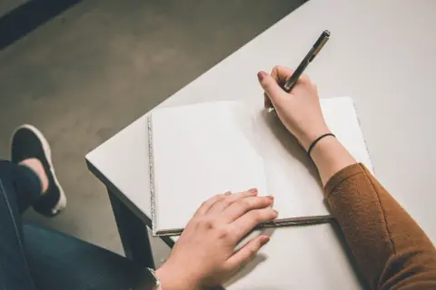Co to jest teza w rozprawce i jak ją skutecznie napisać