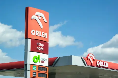 Znak stacji Orlen z logo, informacją o stop cafe i o!shop. Sprawdź aktualne orlen promocje na paliwo i zakupy.