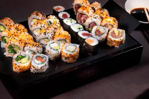 Variedad de sushi fresco y delicioso, ideal para disfrutar en el mejor restaurante japonés de Zaragoza.