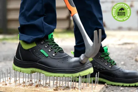 Buty robocze Bison Boots chronią przed bólem nóg. Młot uderza w podeszwę, która stoi na gwoździach.