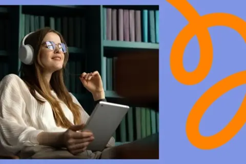 Jeune femme aux écouteurs, tablette en main, dans une bibliothèque. Elle semble se détendre, peut-être pour enregistrer un livre audio.