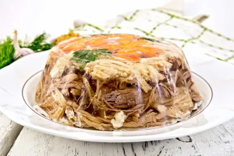 Zimne nóżki z mięsem i warzywami, w galarecie. Czy galaretę można mrozić? To pytanie zadaje sobie wielu.