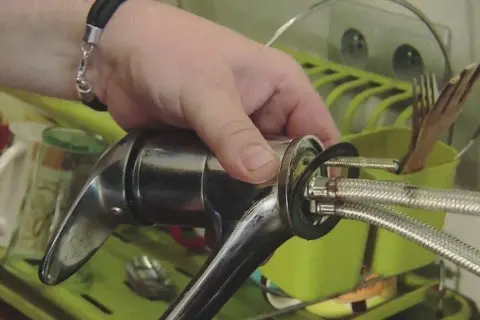 Wymiana baterii kuchennej: poradnik DIY. Oszczędź 350 zł!