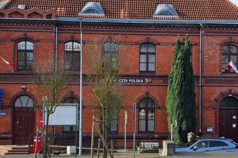 Budynek Poczty Polskiej, gdzie czeka poczta polska doręczenie na życzenie.