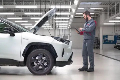 Mechanik sprawdza hybrydową Toyotę. Z tymi technologiami możesz w pełni toyota relax.