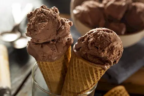 Ile kalorii mają lody czekoladowe? Sprawdź fakty!