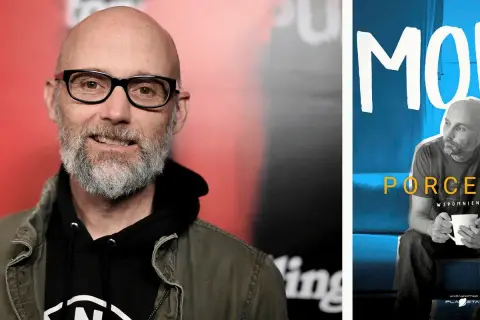 Moby w okularach i z brodą, obok plakat z napisem "Moby Play" i jego podobizną.
