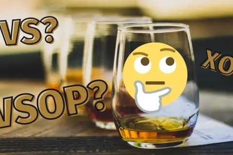 VS, VSOP, XO? Ein nachdenkliches Emoji fragt sich, was die VSOP Bedeutung ist. Mehrere Gläser mit bernsteinfarbener Flüssigkeit stehen bereit.