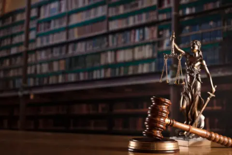 Adwokat niewykonujący zawodu w sądzie: prawa i ograniczenia