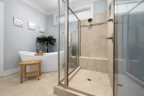 Salle de bain moderne avec baignoire îlot et douche à l'italienne carrelée. Une belle idee salle de bain douche pour un espace zen.