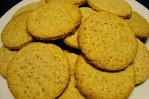 En hög med gyllene digestivekex, perfekta för ett enkelt recept.