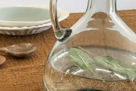 Comment nettoyer une carafe en verre : une astuce naturelle avec des feuilles de sauge pour un éclat parfait.