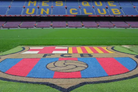 Herb FC Barcelony na murawie, gotowy na doping i przyśpiewki barcelony.
