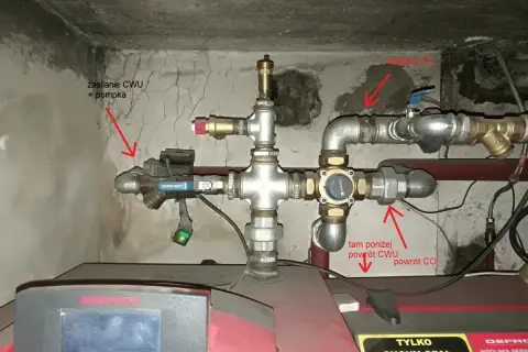 Instalacja grzewcza z pompą obiegową i zaworami. Na wyświetlaczu kotła widać temperaturę 59°C. To może pomóc oszacować, ile czasu nagrzewa się bojler 200l.
