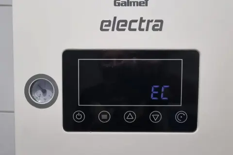 Panel sterownika Galmet Electra. Na wyświetlaczu litery "EC". Manometr wskazuje ciśnienie.