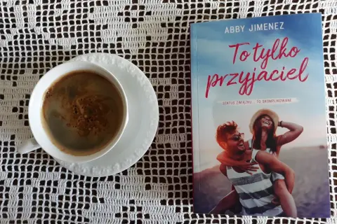 Kawa i książka "To tylko przyjaciel" Abby Jimenez. Czytelniczka zastanawia się, czy on nie chce związku tylko przyjaźni.