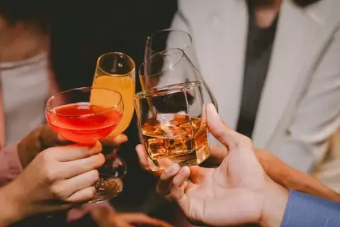 Alkohol a ciśnienie: Sprawdź, jak działa i czy jest bezpieczny