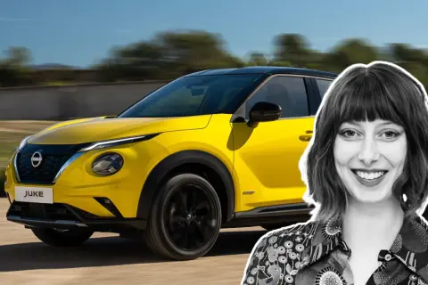 En glad kvinna ler bredvid en gul Nissan Juke i en fartfylld bild som visar en nissan juke test.