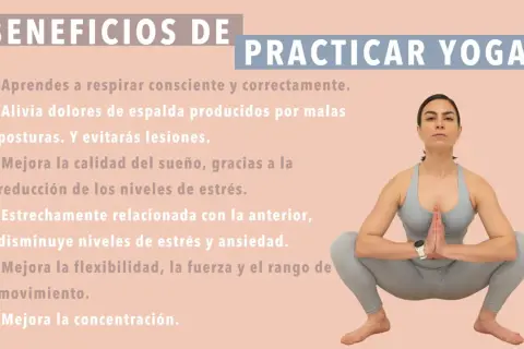 Mujer en postura de hatha yoga, con las manos juntas frente al pecho, lista para mejorar su bienestar físico y mental.