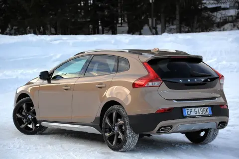 Brązowe Volvo V40 Cross Country na śniegu. Wiele osób szuka **volvo v40 opinie** przed zakupem, a ten model wygląda świetnie w zimowej scenerii.