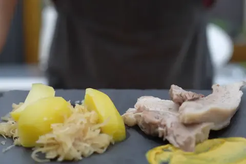 Ein Teller mit deftigem Wellfleisch, dazu Salzkartoffeln, Sauerkraut und Senf. Ein klassisches Rezept für Genießer.