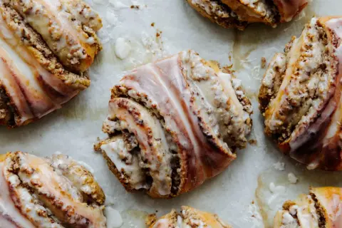 Leckere Nussschnecken mit Zuckerguss, perfekt für ein gemütliches Frühstück. Dieses Nussschnecken Rezept ist ein Genuss!