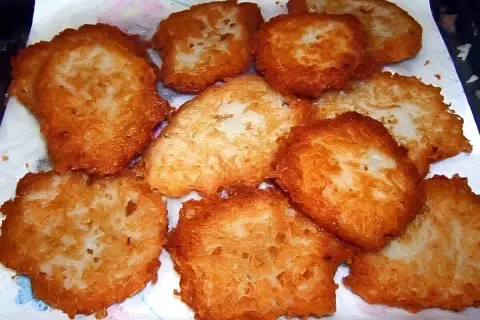 Tortel di patate dorati e croccanti, un classico della cucina casalinga, pronti per essere gustati.