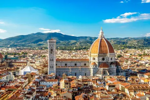 Widok na katedrę Santa Maria del Fiore we Florencji, jeden z najpiękniejszych miast Europy, z charakterystyczną kopułą i dzwonnicą Giotta.