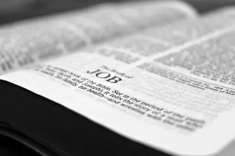 Otwarta Biblia, widoczna strona z tytułem "JOB". Czy nowenna rozwiązująca węzły działa? Historia Hioba pokazuje siłę wiary.