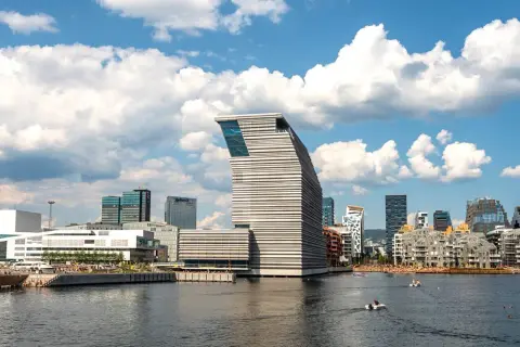Das Edvard Munch Museum Oslo ragt mit seiner markanten Architektur aus der Skyline.