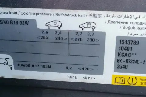 Pression pneu 206 : 2,6 bars pour les pneus avant 225/40 R18 92W, 2,4 bars pour les pneus arrière.